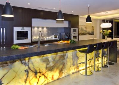 طراحی دکوراسیون آشپزخانه با سنگ ساختمانی